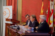 Josep Santacreu presidint l'Assemblea general al costat del coordinador i el secretari